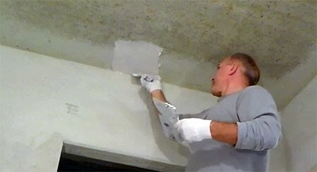 Як вирівняти стелю? Вирівнювання шпаклівкою і штукатуркою. Відео.