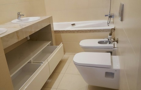 Невелика ванна кімната з міні SPA: інтерєр в стриманих тонах