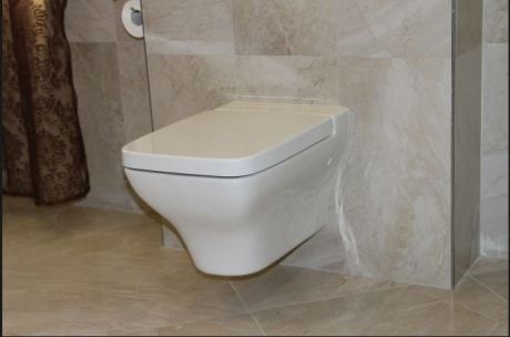 Королівська розкіш з ліліями: ефектний дизайн великої ванної кімнати