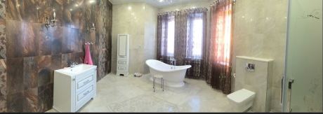 Королівська розкіш з ліліями: ефектний дизайн великої ванної кімнати