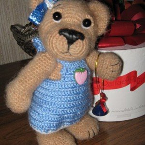Вязана гачком іграшка Ведмедик Зимовий