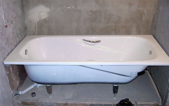 Установка ванни   до чи після укладання плитки?