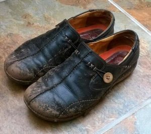 Сонник Брудне Взуття на ногах бачити уві сні до чого сниться?