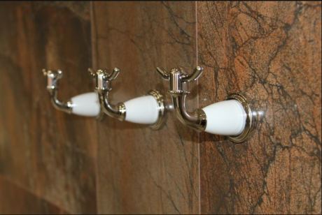 Королівська розкіш з ліліями: ефектний дизайн великої ванної кімнати