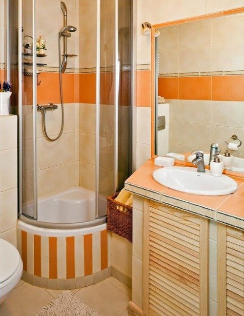 Яскрава ванна з душовою кабіною