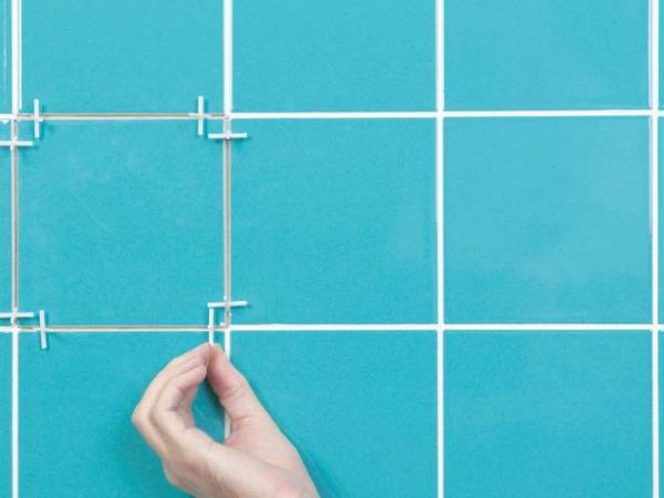 Укладання плитки на стіну за всіма правилами: як класти кахель своїми руками