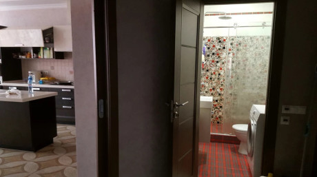 Компактна душова в червоно білих тонах: підбадьорливий інтерєр санвузла