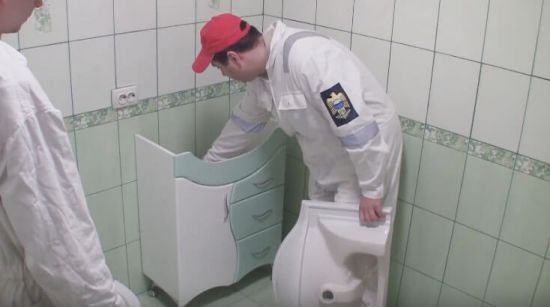 Вибір і установка раковини з тумбою