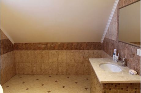 Мармурове виконання просторої ванної кімнати