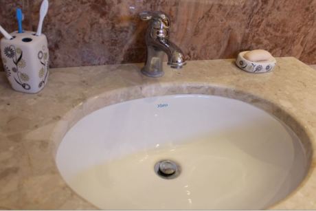 Мармурове виконання просторої ванної кімнати