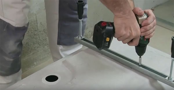 Кріплення акрилової ванни до стіни. Монтаж кронштейнів. Відео і фото.