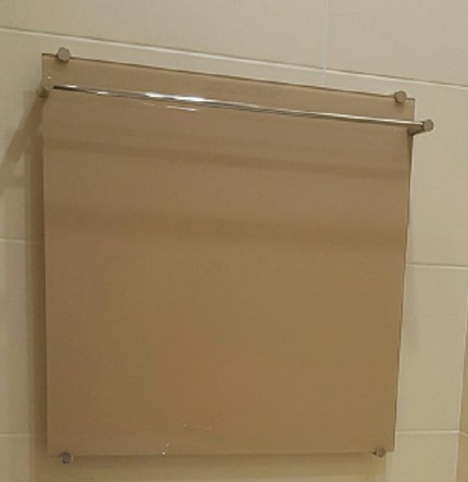 Невелика ванна кімната з міні SPA: інтерєр в стриманих тонах