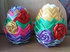 Великодні яйця своїми руками з атласних стрічок канзаші