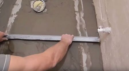 Як вирівняти бетонну підлогу у ванній цементною стяжкою