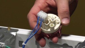 У пральній машині вода постійно набирається і зливається: що робити?