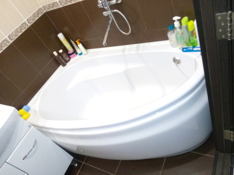 Невеликий суміщений санвузол в коричневих тонах Невеликий суміщений санвузол в коричневих тонах