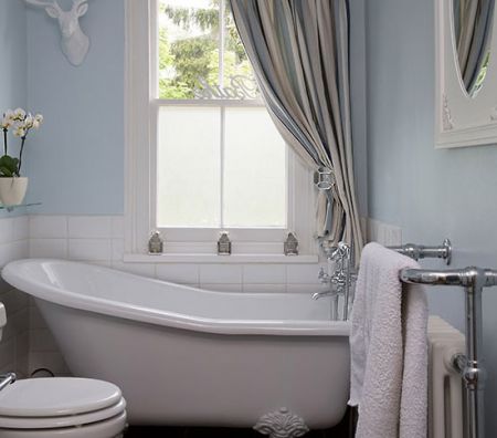 Ванна в стилі кантрі: меблі, плитка, світильники в сільському стилі.