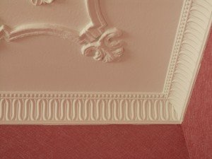 Як клеїти стельовий плінтус своїми руками. Правильно кріпимо плінтус на стелю