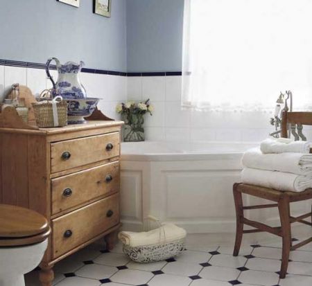 Ванна в стилі кантрі: меблі, плитка, світильники в сільському стилі.