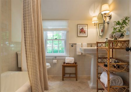 Ванна в стилі кантрі: меблі, плитка, світильники в сільському стилі.
