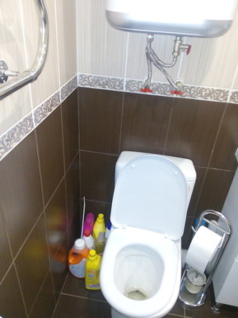 Невеликий суміщений санвузол в коричневих тонах Невеликий суміщений санвузол в коричневих тонах