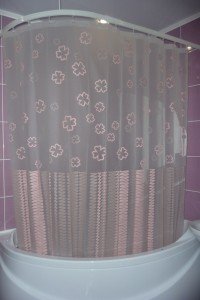 Шторка у ванну — примха чи необхідність?