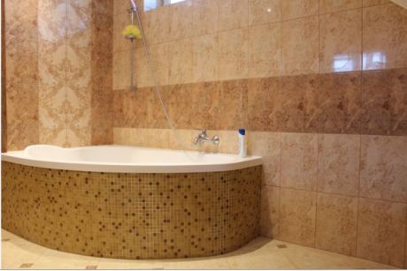 Мармурове виконання просторої ванної кімнати