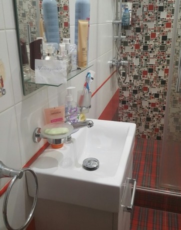 Компактна душова в червоно білих тонах: підбадьорливий інтерєр санвузла