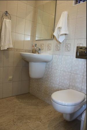 Ванна в бежевих тонах: теплий і ніжний інтерєр з пісочно коричневими нотками