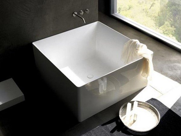 Як вибрати якісну квадратну ванну з акрилу з урахуванням матеріалу і стилю