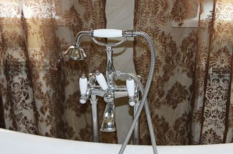 Королівська розкіш з ліліями: ефектний дизайн великої ванної кімнати