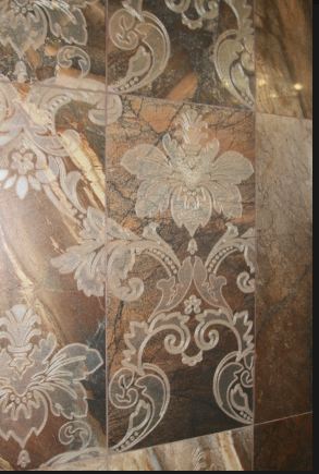 Королівська розкіш з ліліями: ефектний дизайн великої ванної кімнати