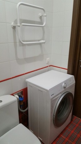 Компактна душова в червоно білих тонах: підбадьорливий інтерєр санвузла