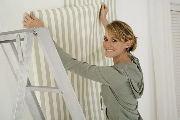 Як правильно клеїти вінілові шпалери на флізеліновій основі на стіну і стелю