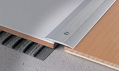 Як зробити стик між плиткою і ламінатом на вході у ванну?