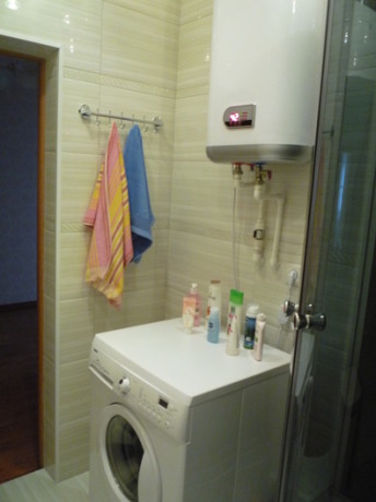 Ванна кімната з душовою кабіною в заміському будинку