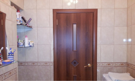 Карамельно біла ванна кімната: теплий сімейний інтерєр