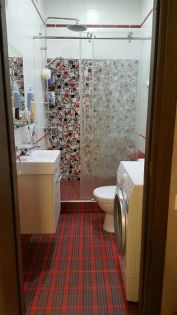 Компактна душова в червоно білих тонах: підбадьорливий інтерєр санвузла