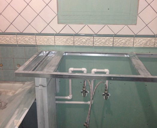 З чого зробити стільницю у ванній