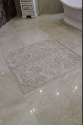 Королівська розкіш з ліліями: ефектний дизайн великої ванної кімнати