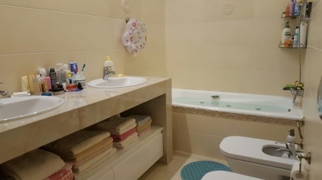 Невелика ванна кімната з міні SPA: інтерєр в стриманих тонах