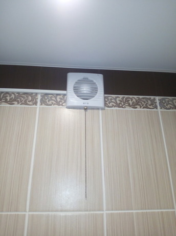 Невеликий суміщений санвузол в коричневих тонах Невеликий суміщений санвузол в коричневих тонах