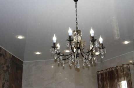 Королівська розкіш з ліліями: ефектний дизайн великої ванної кімнати