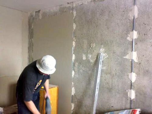 Вирівнювання стін у ванній під плитку штукатуркою і гіпсокартоном за всіма правилами