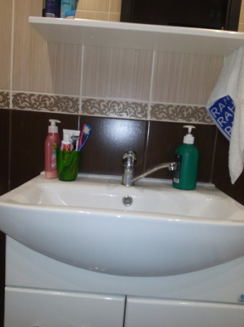 Невеликий суміщений санвузол в коричневих тонах Невеликий суміщений санвузол в коричневих тонах