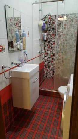 Компактна душова в червоно білих тонах: підбадьорливий інтерєр санвузла