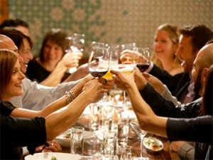 Сонник Застілля До чого сниться Застілля з родичами або незнайомими людьми: де багато друзів або колег бачити в сні