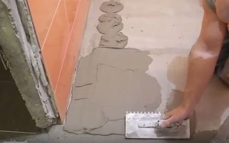 Як вирівняти бетонну підлогу у ванній цементною стяжкою