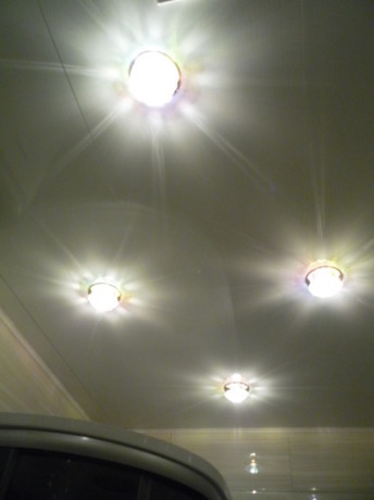 Ванна кімната з душовою кабіною в заміському будинку