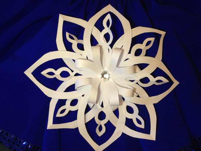 Як зробити обємні сніжинки з паперу на Новий рік своїми руками: поетапно з фото і відео